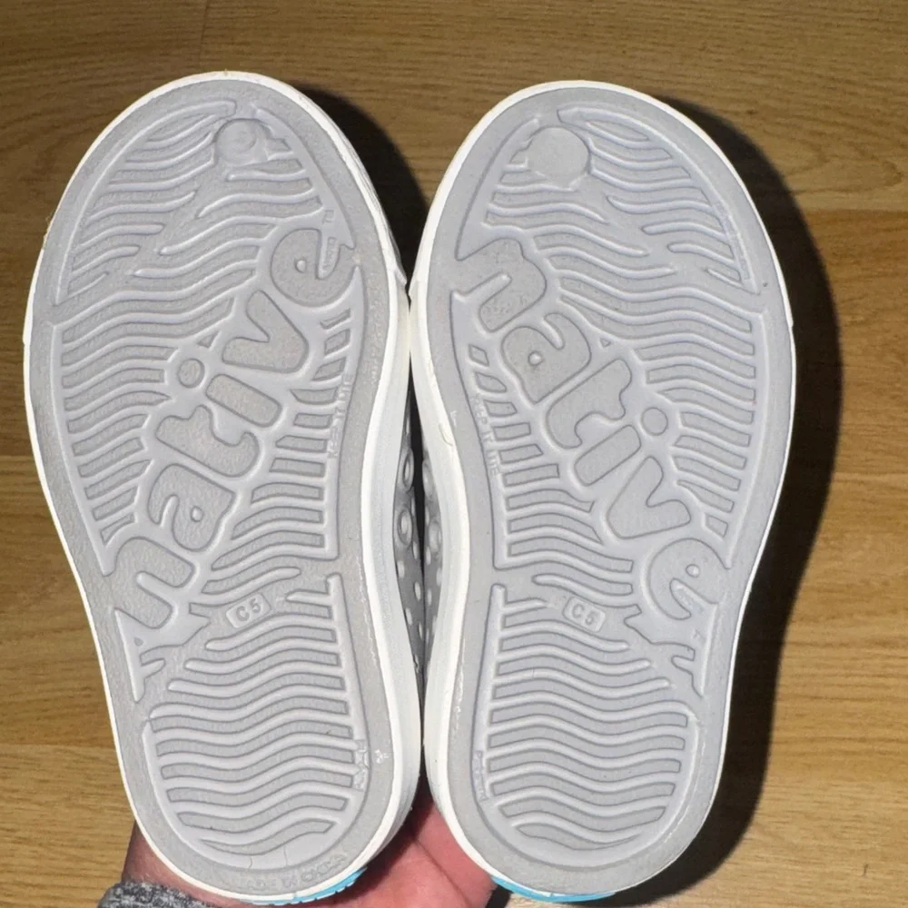 Native Jefferson children’s size 5 toddlers Kids Gray White Water Shoes sneakers